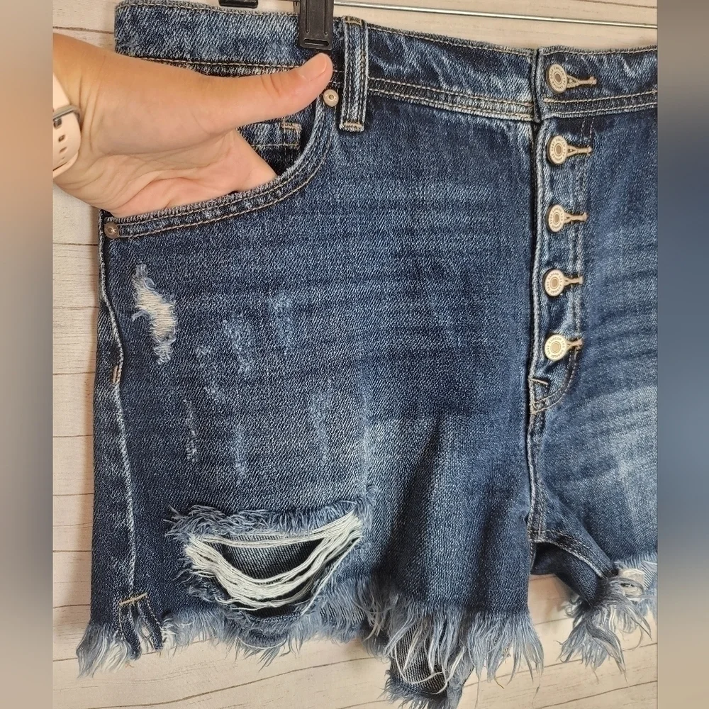 KANCAN FOR MAURICES BUTTON FRONT CUT OFF DISTRESSED JEAN SHORTS, SZ 30